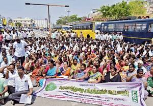  வருவாய்த்துறையினர் சாலை மறியல்