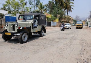  நவாவூர் -- கணுவாய் சாலை முழுவதும் ஜல்லி சறுக்கி விழுந்து வாகன ஓட்டிகள் அவதி