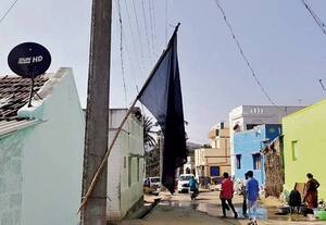  வீடுகளில் கறுப்பு கொடி கட்டி மக்கள் போராட்டம்