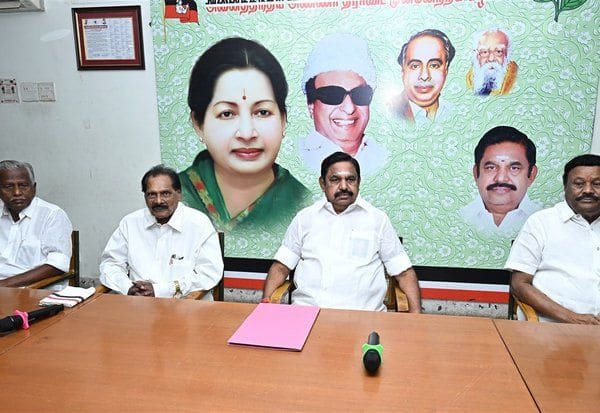 மா.செ.,க்களை தனித்தனியாக அழைத்து வீட்டில் பழனிசாமி ரகசிய ஆலோசனை