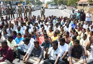  சாலை மறியலில் ஈடுபட்ட வருவாய்த்துறையினர் கைது