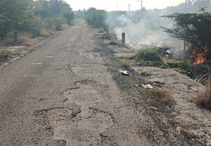  பல்லாங்குழியான இணைப்பு ரோடு தனித்தீவாக மாறிய கிராமங்கள்