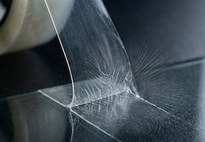 ஒட்டும் டேப்பை பிரிக்கையில் ஏன் 'கிரீச்'சிடுகிறது?