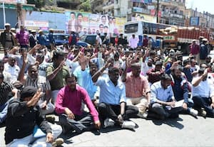  கோரிக்கைகளை வலியுறுத்தி போராட்டம் வருவாய் துறையினர் 160 பேர் கைது