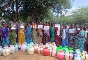  காலிக்குடங்கள், கட்சித் தலைவர்கள் படத்துடன் குடிநீர் வராததை கண்டித்து மக்கள் போராட்டம்