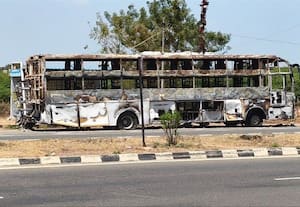  ராமநாதபுரம்-மதுரை 4 வழிச்சாலையில் அகற்றப்படாத பஸ்சால் விபத்து அபாயம்