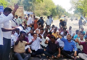  வருவாய்த்துறை அலுவலர்கள் மறியல்  போராட்டம்: கைது 110