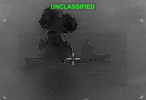 ஈரானின் டிரோன் தாங்கி கப்பல் மீது தாக்குதல்; வீடியோ வெளியிட்டது அமெரிக்கா