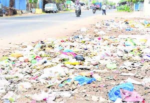 வாங்கல் சாலையில் குவிந்துள்ள குப்பையால் ஓட்டுனர்கள் அவதி