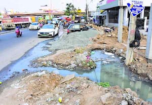 கோவை சாலையில் ஆறாக ஓடிய கழிவுநீரால் வாகன ஓட்டிகள் சிரமம்