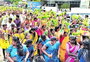 மாரியம்மன் கோவிலில் தீர்த்தக்குட ஊர்வலம்