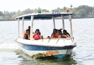  மகளிர் தினத்தில் பெண்கள் இலவச படகு சவாரி: அமைச்சர் லட்சுமிநாராயணன் இனிப்பு கொடுத்து வாழ்த்து