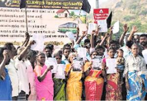   தேர்தலை புறக்கணிக்க போவதாக அறிவிப்பு கறுப்பு கொடி ஏந்தி மக்கள் போராட்டம்