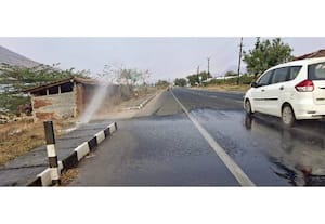 கூட்டுக்குடிநீர் குழாய் உடைந்து பீறிட்டு வெளியேறிய தண்ணீர்