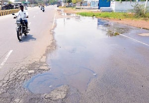 கரூர் அருகே உடைந்த குழாய்  சாலையில் ஆறாக ஓடும் குடிநீர்