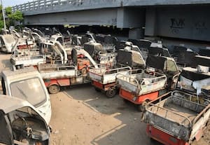  சமூக விரோதிகளின் கூடாரமாகும் பழைய பேட்டரி வாகனங்கள்