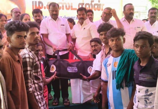  தேர்தல் எதிரொலியால் போட்டா போட்டி; தி.மு.க., - அ.தி.மு.க., பரிசு பொருட்கள் வழங்கல்