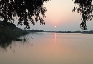  கண்மாயில் தோன்றிய சூரிய அஸ்தமனம்