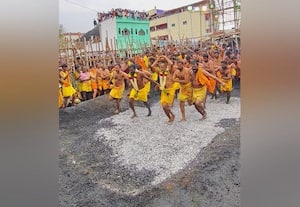  நத்தம் மாரியம்மன் கோயிலில் பூக்குழி 30 ஆயிரம் பேர் நேர்த்திக்கடன்