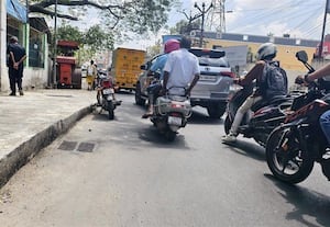  புதிதாக அமைத்த வடிகால்வாயால் ராமாபுரம் சாலையில் நெரிசல்