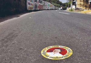 ஈரோட்டில் சாலையில் ஒட்டப்பட்ட முதல்வர்  படம்  பொறித்த ஸ்டிக்கர்