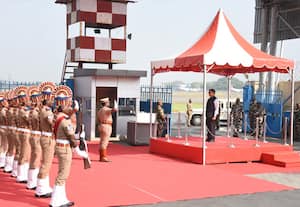 போலீஸ் அணிவகுப்பு மரியாதையுடன் கவர்னர் ரவி வழியனுப்பி வைப்பு!