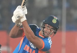 மாறுவேடத்தில் சென்ற ஷிவம் துபே * ரயிலில் பயணித்தது எப்படி