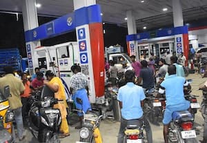  பெட்ரோல், டீசல் தட்டுப்பாடு வதந்தி பங்குகளில் அலைமோதிய கூட்டம்