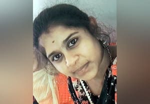  டூவீலர் மீது லாரி மோதி தந்தை, மகள் பலி