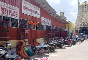  ராமேஸ்வரத்தில் கோயில் விடுதி முன் ஆக்கிரமிப்புகளால் பக்தர்கள் அவதி