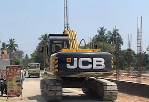  சாலையை சேதப்படுத்தும் பொக்லைன் கண்டுகொள்ளாத நெடுஞ்சாலை துறை