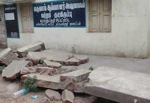  இடிந்து விழுந்த சுற்றுச்சுவர் சீரமைக்கும் பணி எப்போது?