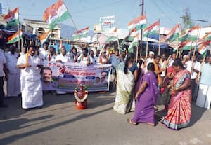  சிலிண்டருக்கு மாலை போட்டு ஒப்பாரி வைத்து ஆர்ப்பாட்டம்