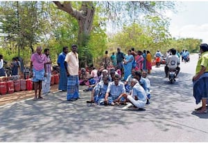   சிலிண்டர் தட்டுப்பாடு மக்கள் சாலை மறியல்