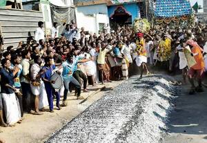   தாளவாடியில் தீ மிதி விழா