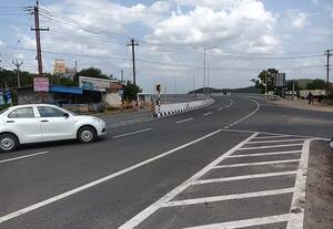  பழையசீவரம் பாலம் அருகே வேகத்தடை ஏற்படுத்த எதிர்பார்ப்பு