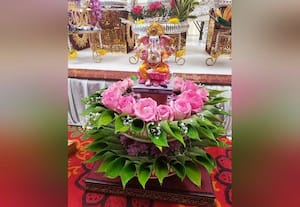  அம்சமான விழாவில் அலங்காரம் வடிவமைப்பில் அசத்தும் சகோதரிகள்