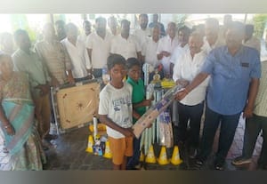  பேரூராட்சி சார்பில் சிறுவர்களுக்கு 'கிப்ட்'