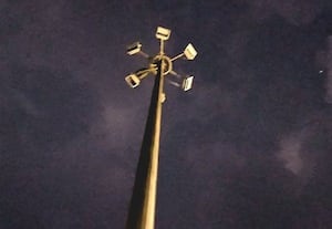  பஜாரில் பழுதடைந்த விளக்கால் பாதிப்பு