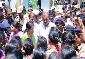 பள்ளி மாணவி படுகொலை; கனிமொழியை கேள்விகளால் துளைத்த ஊர் மக்கள்