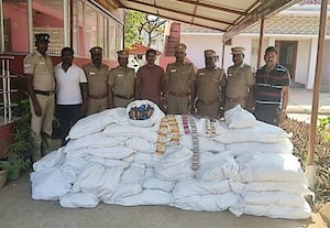  பஞ்சராகி நின்ற காரில் 419 கிலோ குட்கா பறிமுதல்