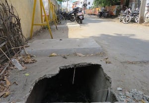  மழைநீர் வடிகால்வாயால் விபத்தில் சிக்கும் பாதசாரிகள்