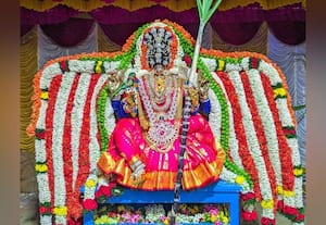  பூப்பல்லக்கில் நகர்வலம் வந்த நத்தம் மாரியம்மன்