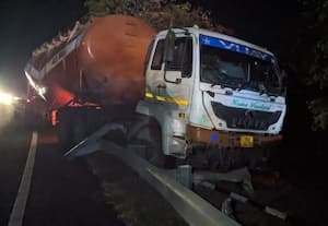 டிரைவரின் கட்டுப்பாட்டை இழந்த கனரக லாரி சாலையோர தடுப்பை உடைத்து நின்றது