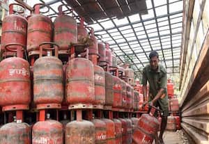 சமையல் காஸ் தட்டுப்பாடு இல்லை; ஏற்படவும் வாய்ப்பில்லை: மத்திய அரசு திட்டவட்டம்