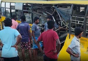 கல்லூரி பஸ் மீது சரக்கு ரயில் மோதியது; கரூரில் கல்லுாரி மாணவர் 18 பேர் காயம்