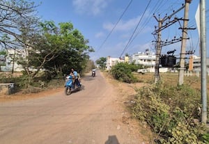  சாலையில் தொங்கும் இன்டர்நெட் கேபிள் ஆதனுாரில் வாகன ஓட்டிகள் அச்சம்