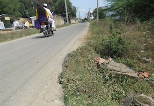  மண் அரிப்பால் சாலையோர பள்ளம் விபத்தில் சிக்கும் வாகன ஓட்டிகள்