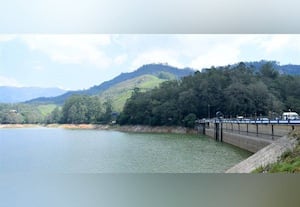  அணையில் நீர்மட்டம் சரிவு படகுகள் இயக்குவதில் சிக்கல்