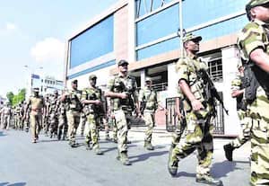 மாநகரில் போலீஸ் கொடி அணிவகுப்பு